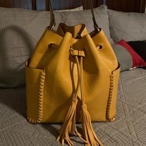 CUTE Mustard colored purse!❤️